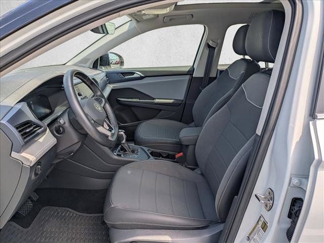 Used 2024 Volkswagen Taos SE w/ Panoramic Sunroof Package FWD image 16