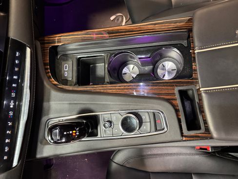 Used 2024 Cadillac Escalade Luxury AWD/4WD image 15