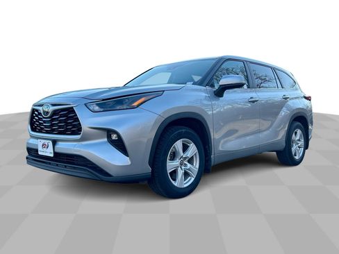 Used 2023 Toyota Highlander LE image 1