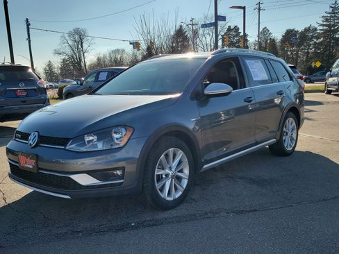 Used 2017 Volkswagen Golf Alltrack S image 2