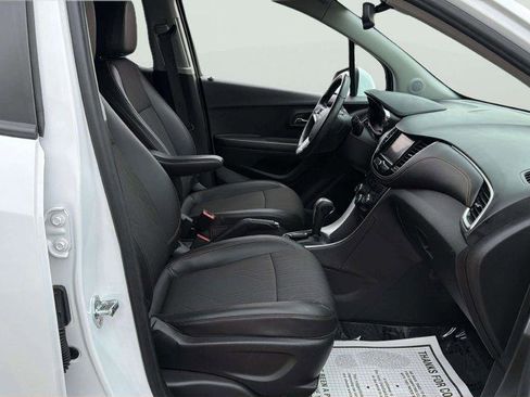 Used 2022 Chevrolet Trax LT w/ LT Convenience Package image 14