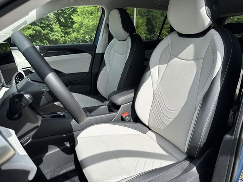 Used 2025 Volkswagen Tiguan SE image 9