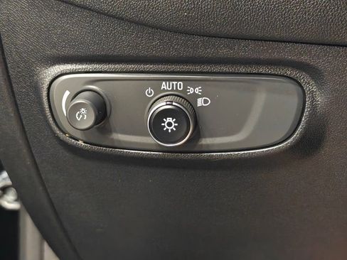 Used 2018 Chevrolet Equinox LT FWD image 36
