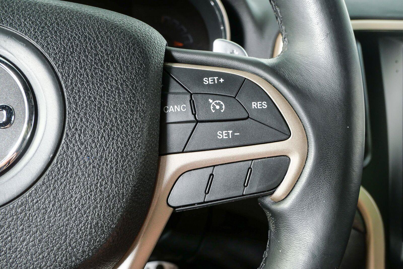 Used 2015 Jeep Grand Cherokee Laredo w/ Quick Order Package 23E RWD image 11