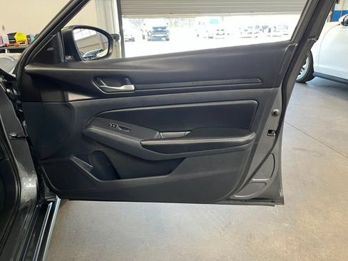 Used 2024 Nissan Altima 2.5 SV FWD image 12