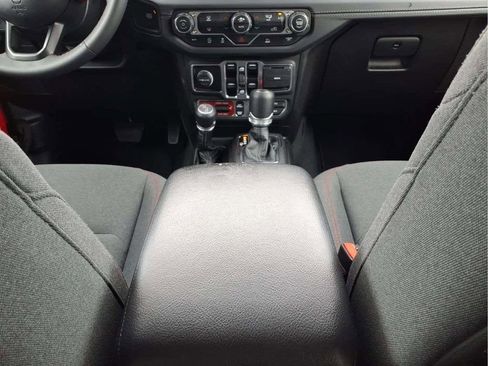 Used 2025 Jeep Wrangler Unlimited Rubicon AWD/4WD image 11