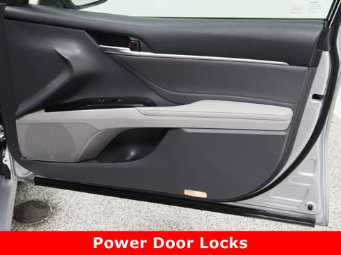 Used 2018 Toyota Camry XLE image 36