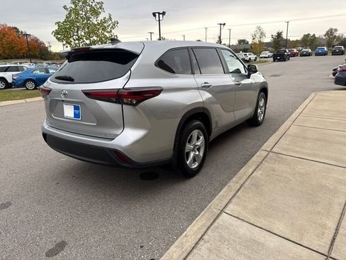 Used 2024 Toyota Highlander LE image 4