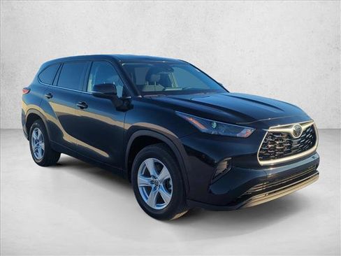 Used 2023 Toyota Highlander L FWD image 3