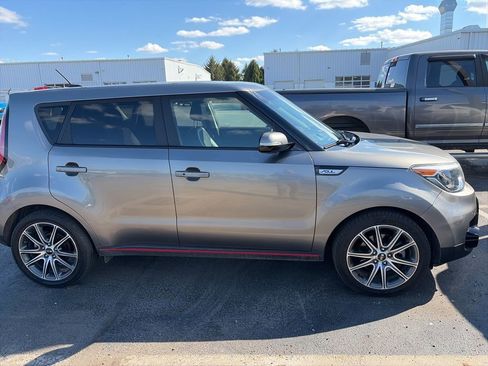 Used 2019 Kia Soul ! FWD image 1