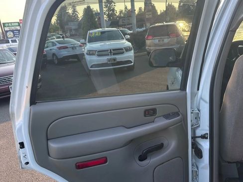 Used 2004 Chevrolet Tahoe LS image 16