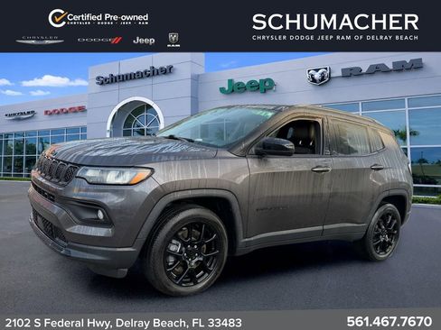 Used 2024 Jeep Compass Latitude w/ Convenience Group AWD/4WD image 3