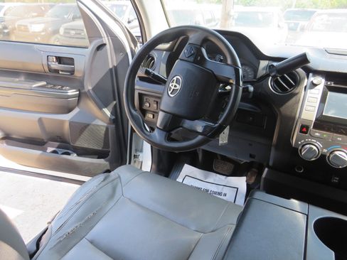 Used 2016 Toyota Tundra SR image 17