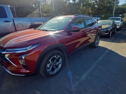 Used 2024 Chevrolet Trax LT FWD image 2