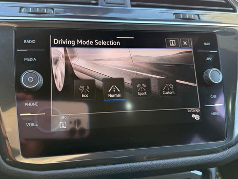 Used 2022 Volkswagen Tiguan SEL R-Line image 21