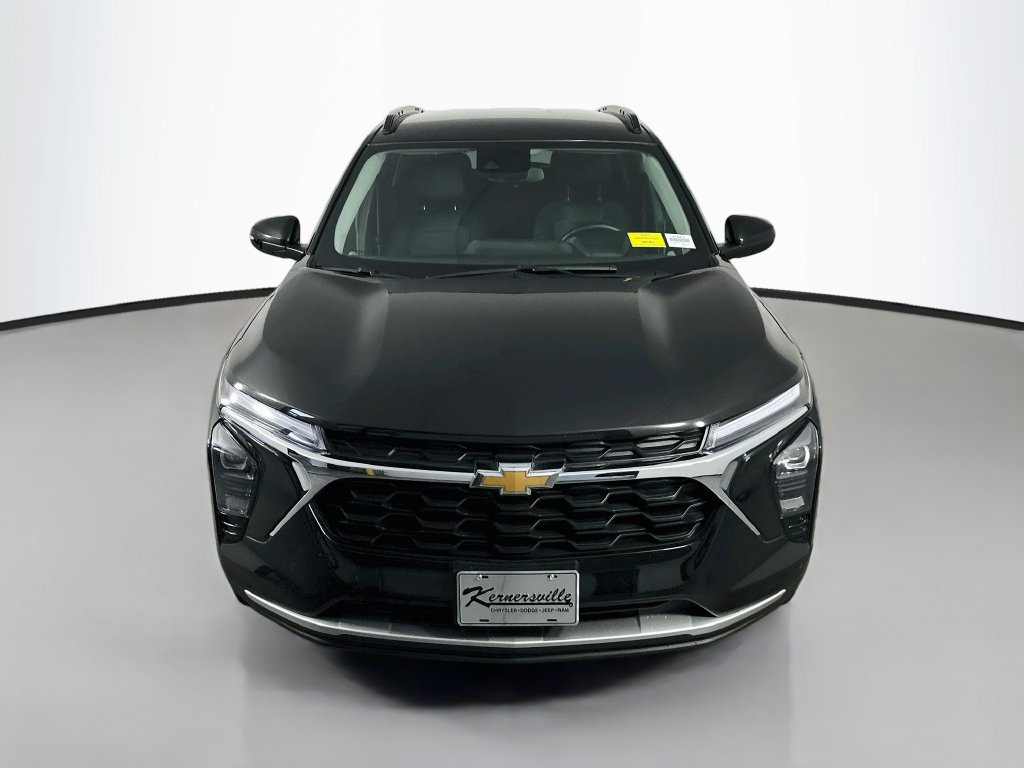 Used 2025 Chevrolet Trax LT w/ LT Convenience Package FWD image 2