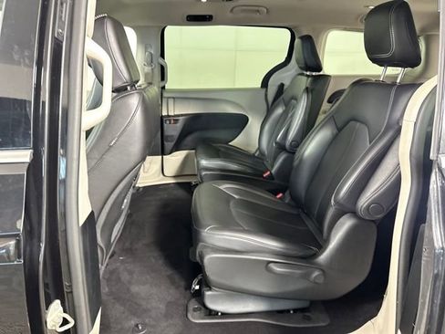 Used 2023 Chrysler Pacifica Touring-L image 25