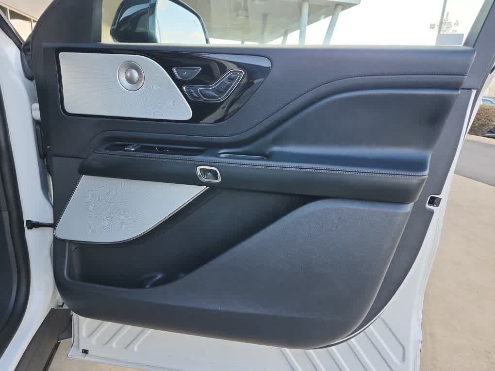 Used 2025 Lincoln Aviator Reserve w/ Equipment Group 201A AWD/4WD image 12