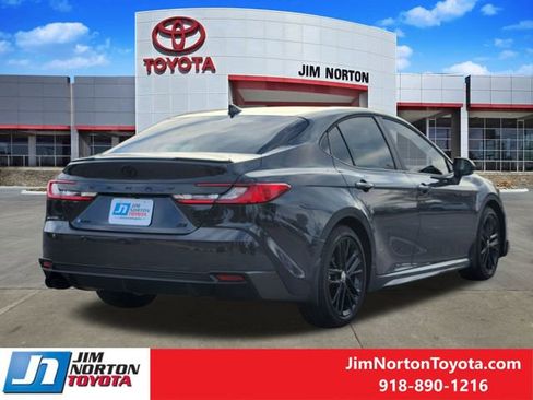 Used 2025 Toyota Camry SE image 6