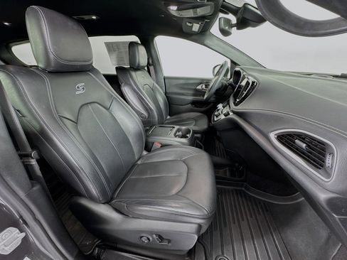 Used 2022 Chrysler Pacifica Touring-L w/ Uconnect Theater Family Group image 30