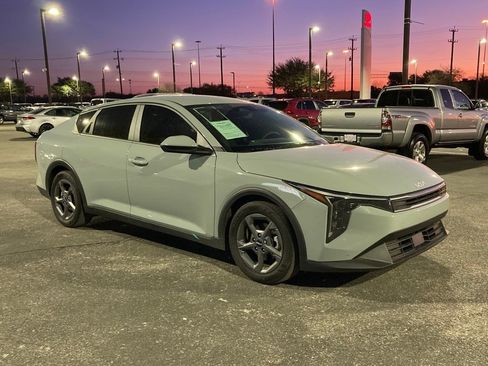 Used 2025 Kia K4 LXS image 3