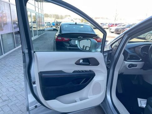 Used 2019 Chrysler Pacifica Touring-L image 20