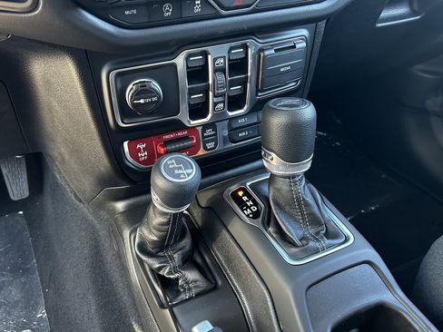 New 2025 Jeep Gladiator Rubicon w/ Convenience Group image 19