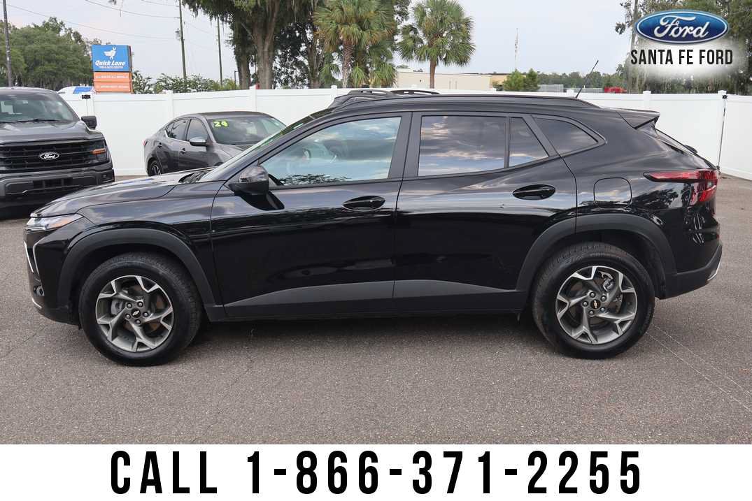 Used 2025 Chevrolet Trax LT w/ LT Convenience Package FWD image 3