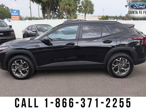 Used 2025 Chevrolet Trax LT w/ LT Convenience Package FWD image 3