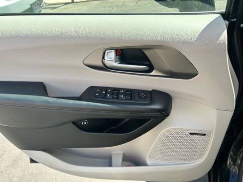 Used 2018 Chrysler Pacifica Limited w/ Advanced Safetytec Group FWD image 7
