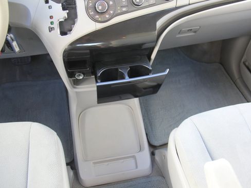 Used 2014 Toyota Sienna L image 14