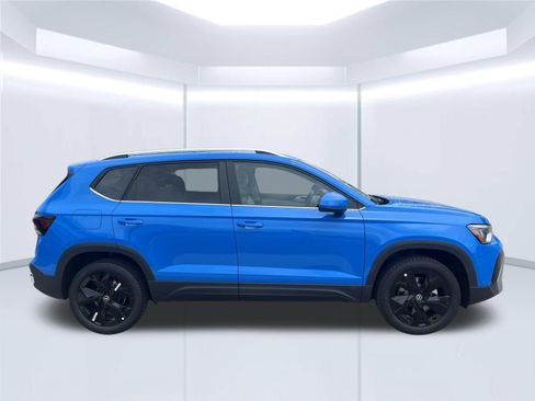 New 2026 Volkswagen Taos SE FWD image 3