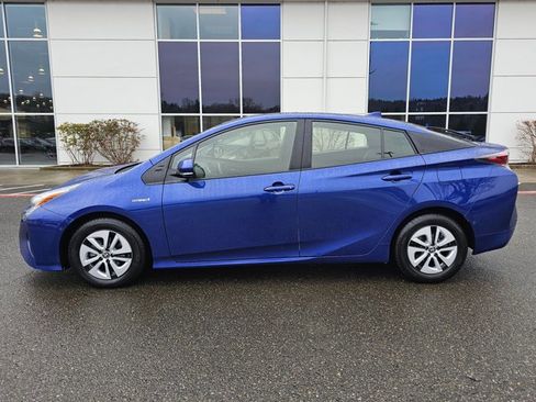Used 2017 Toyota Prius Three image 2