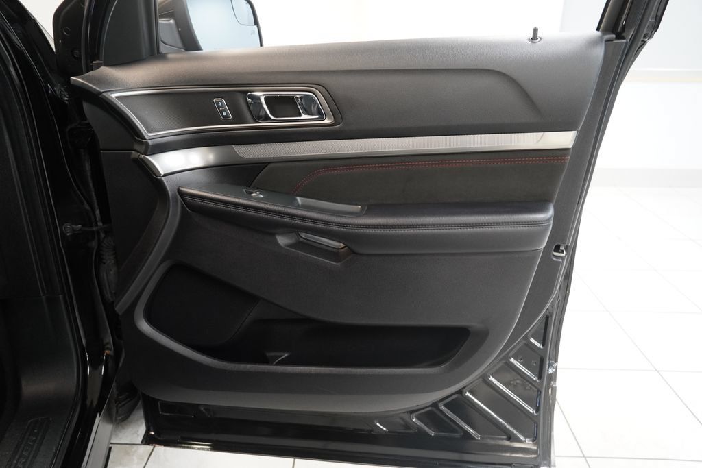 Used 2018 Ford Explorer XLT w/ Equipment Group 202A FWD image 34