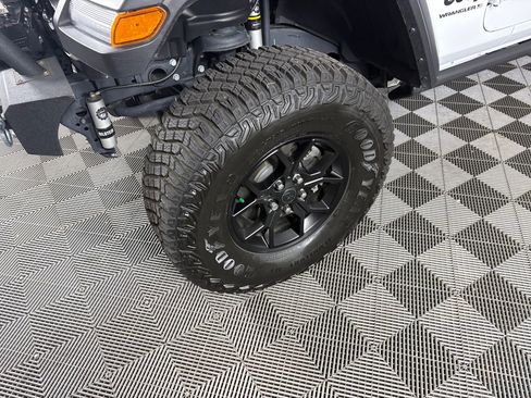 Used 2024 Jeep Wrangler Unlimited Sport AWD/4WD image 9
