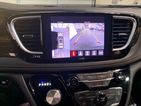 Used 2023 Chrysler Pacifica Pinnacle image 8