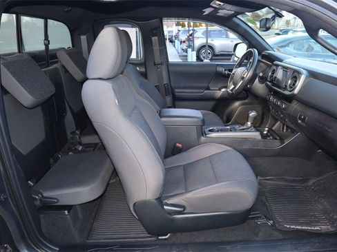 Used 2017 Toyota Tacoma TRD Sport image 22