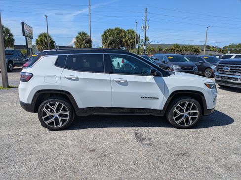 Used 2024 Jeep Compass Limited w/ Elite Group AWD/4WD image 3