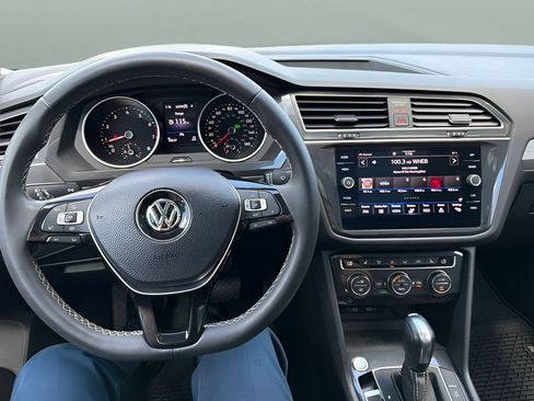 Used 2021 Volkswagen Tiguan SE w/ Panoramic Sunroof Package AWD/4WD image 11