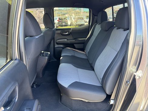 Used 2020 Toyota Tacoma TRD Sport image 32