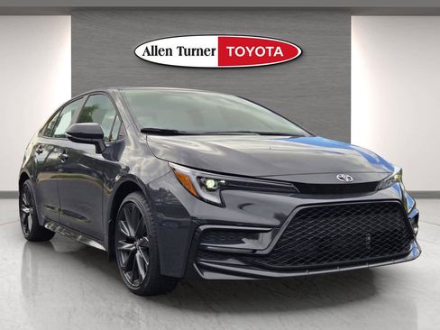 Used 2026 Toyota Corolla SE image 2