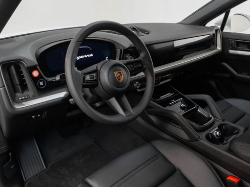 Used 2024 Porsche Cayenne Coupe image 4