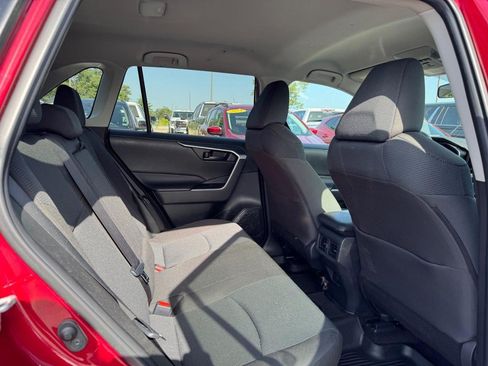 Used 2022 Toyota RAV4 LE AWD/4WD image 10