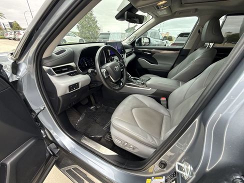 Used 2023 Toyota Highlander Limited image 30