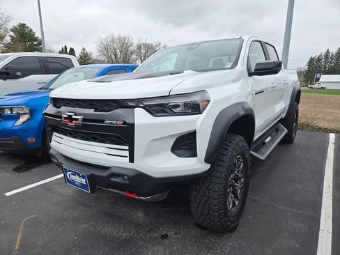 Used 2025 Chevrolet Colorado ZR2 w/ Technology Package AWD/4WD image 3