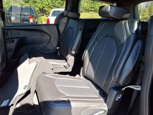New 2026 Chrysler Pacifica Select w/ S Appearance Package image 10