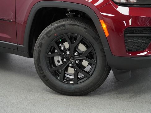 New 2025 Jeep Grand Cherokee Altitude image 4