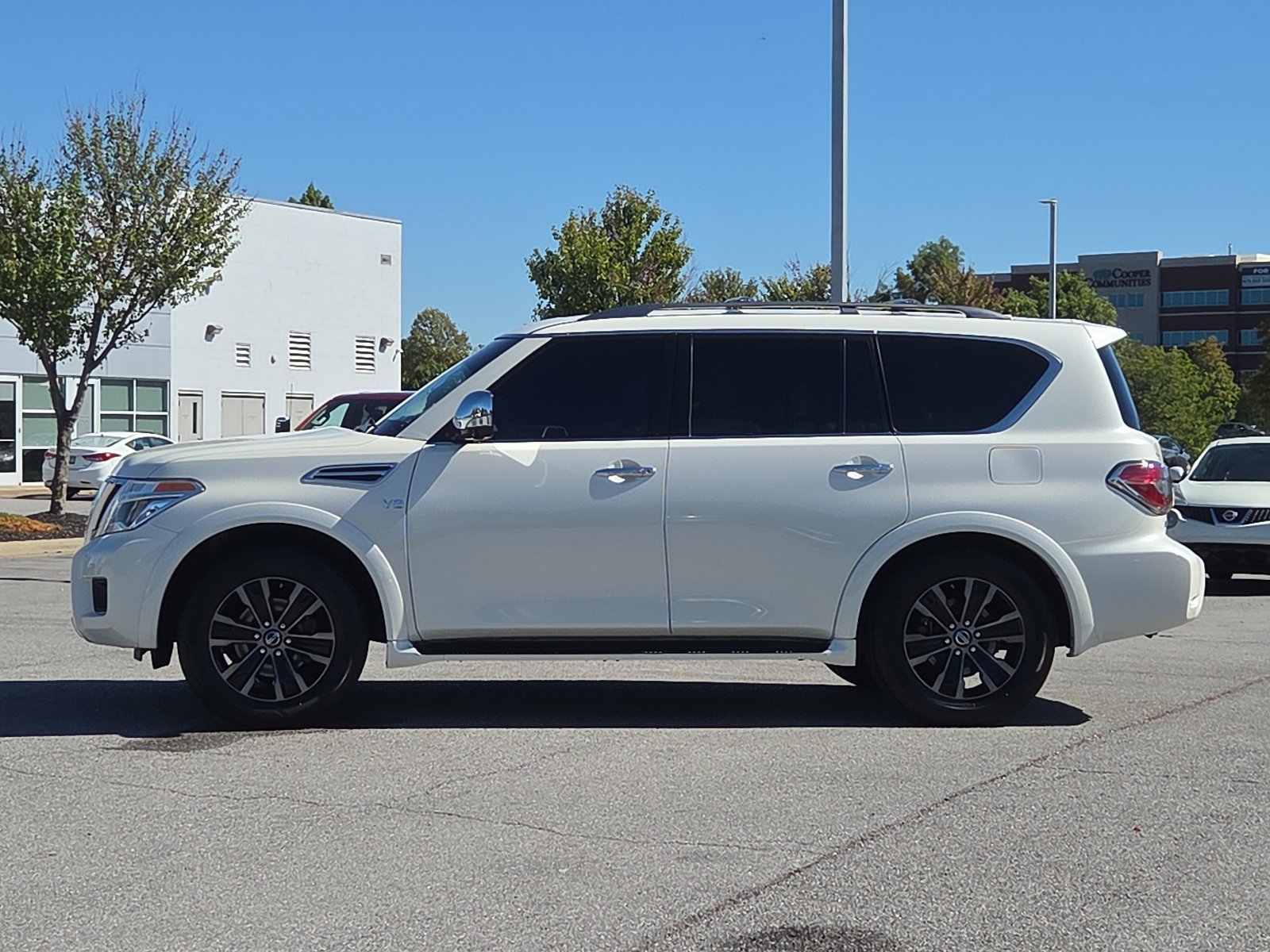Used 2020 Nissan Armada Platinum w/ Captain's Chairs Package RWD image 3