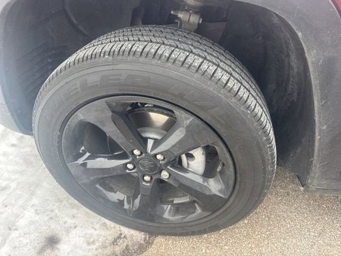 Used 2025 Jeep Grand Cherokee Altitude image 3