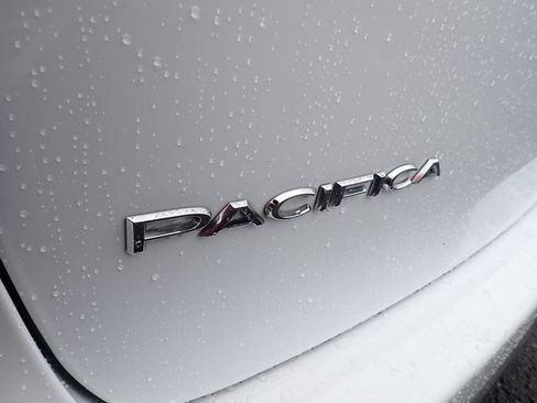 Used 2023 Chrysler Pacifica Touring-L FWD image 5
